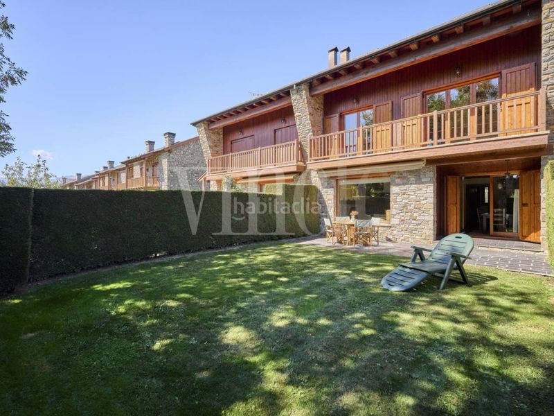 Foto f46bca77-1858-4b9b-8895-9fc8d3bf8f8c. Casa adossada amb calefacció aparcament piscina a Llívia