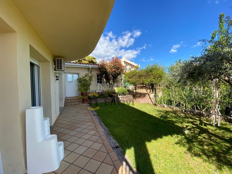 Foto f5c74589-0966-4b0a-aed2-0543bcded867. Xalet amb xemeneia calefacció aparcament piscina a Borriol