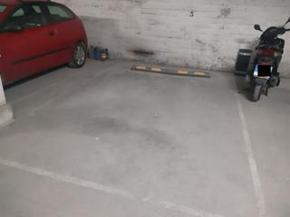 Aparcament cotxe  Carrer onze de setembre. Plaza de parking grande