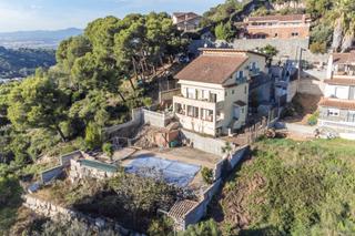 Maison à Sant Fost de Campsentelles. Esta espectacular casa independiente, ideal para dos familias