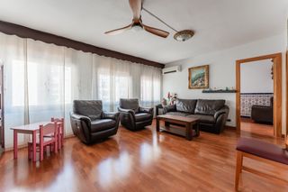 Pis  Carrer de girona. Piso totalmente reformado con 4 habitaciones - ¡tu hogar ideal t