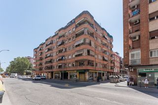 Etagenwohnung  Carrer de simancas. ¡descubre tu hogar ideal en badalona! espectacular piso de 5 dor