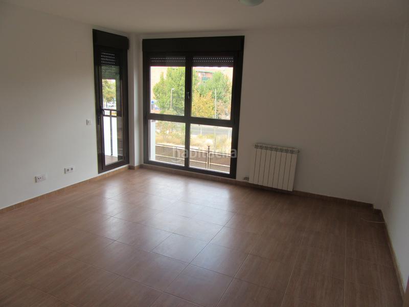 Foto 047c276f-b46e-4a7e-9dc5-1edfd3f187e5. Lloguer pis amb calefacció aparcament piscina a Miralbueno Zaragoza