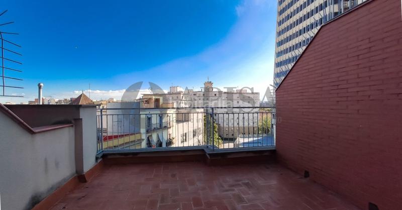 Foto f77336f1-6244-4808-8815-c73e33b2e61a. Alquiler piso atico con terraza ideal parejas o singles en Barcelona
