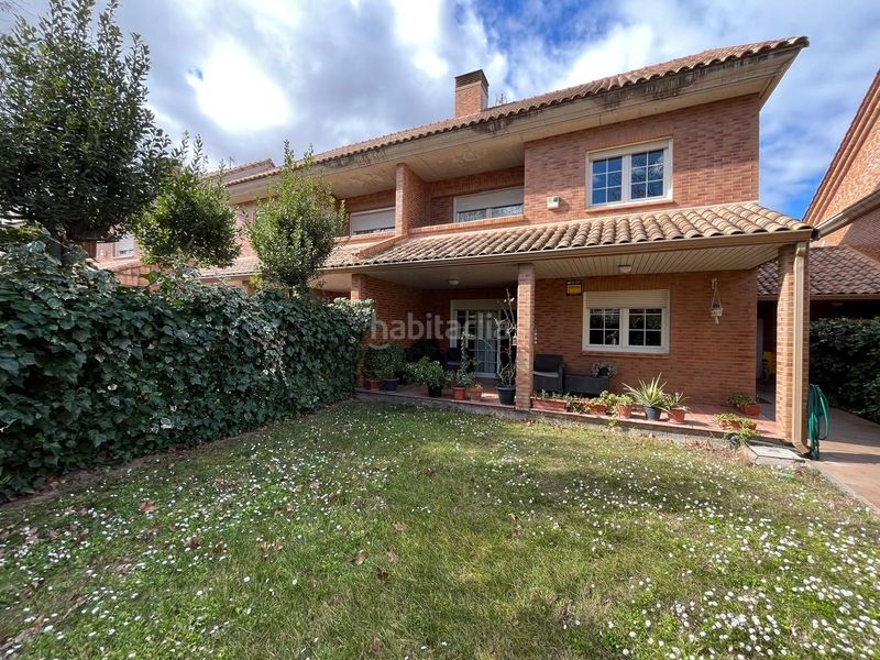 Foto a5b063d2-4895-4a51-822f-c75d3a6afde7. Casa adossada amb calefacció aparcament a Montecanal Zaragoza