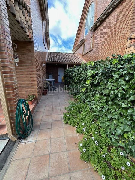 Foto f2c9bbde-eb53-4ad2-9342-357f764b8804. Casa adossada amb calefacció aparcament a Montecanal Zaragoza
