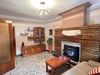 Casa a Letux. Letux(belchite)-casa para entrar con amplio patio exterior y gar