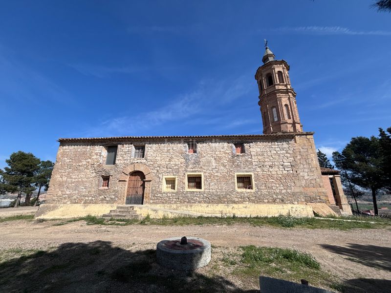 Foto db58b577-ec21-4d6f-8796-b960050ea107. Casa amb xemeneia aparcament a Escatrón
