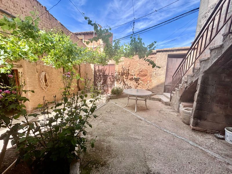Foto a528e47c-91b0-4c52-a069-90d70bb7488e. Casa amb xemeneia a Cetina