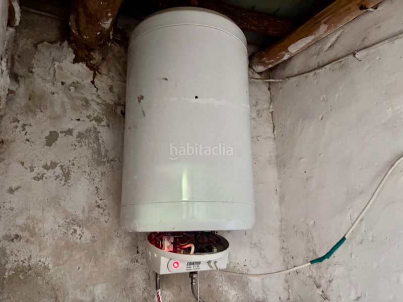 Foto a93a8d40-e291-47c7-8b73-11aa944daaf6. Casa amb xemeneia a Cetina