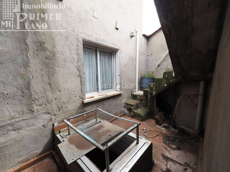 Foto 0e1e5cd3-319d-4e75-8cf1-3a21eb5b9650. Casa  divida en 2 viviendas por planta para reformar por calle manterola en esquina por 85.000 euros en Tomelloso