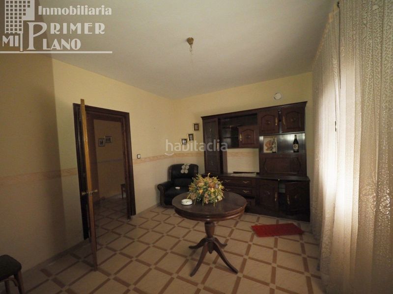 Foto 10b7ebfd-47f0-4d27-b1c7-797c2b757a61. Casa  divida en 2 viviendas por planta para reformar por calle manterola en esquina por 85.000 euros en Tomelloso