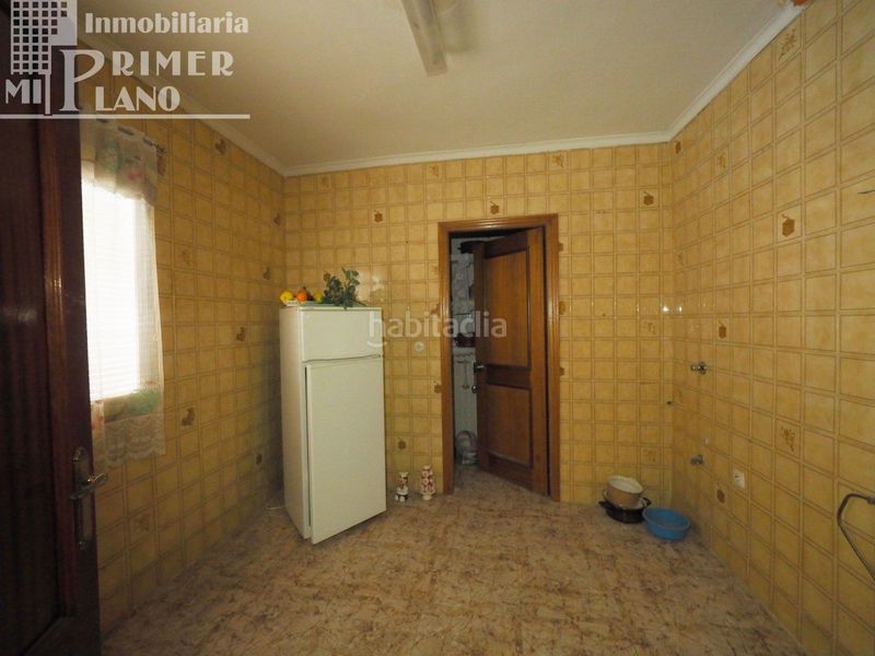 Foto 20eb86c1-b3b8-4ee4-8e6c-e01bf5693748. Casa  divida en 2 viviendas por planta para reformar por calle manterola en esquina por 85.000 euros en Tomelloso