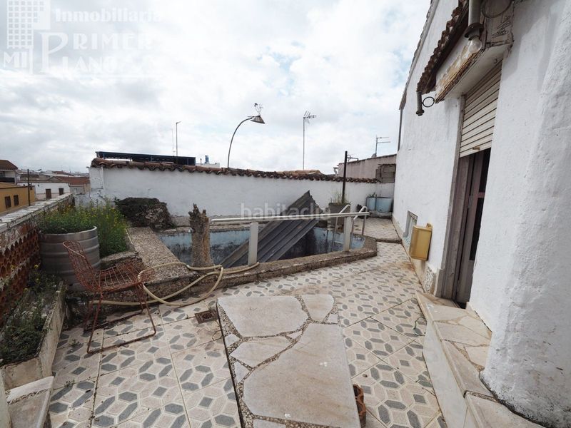 Foto 28867b2f-a5aa-48c4-be11-b7a03d149ec9. Casa  divida en 2 viviendas por planta para reformar por calle manterola en esquina por 85.000 euros en Tomelloso