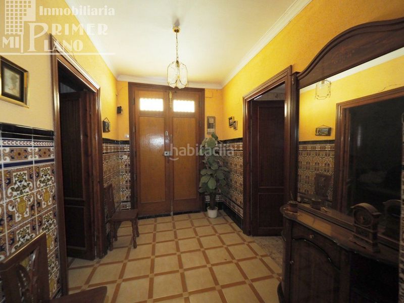 Foto 288ab2d4-d558-470f-b9d2-3057bf19fb7b. Casa  divida en 2 viviendas por planta para reformar por calle manterola en esquina por 85.000 euros en Tomelloso