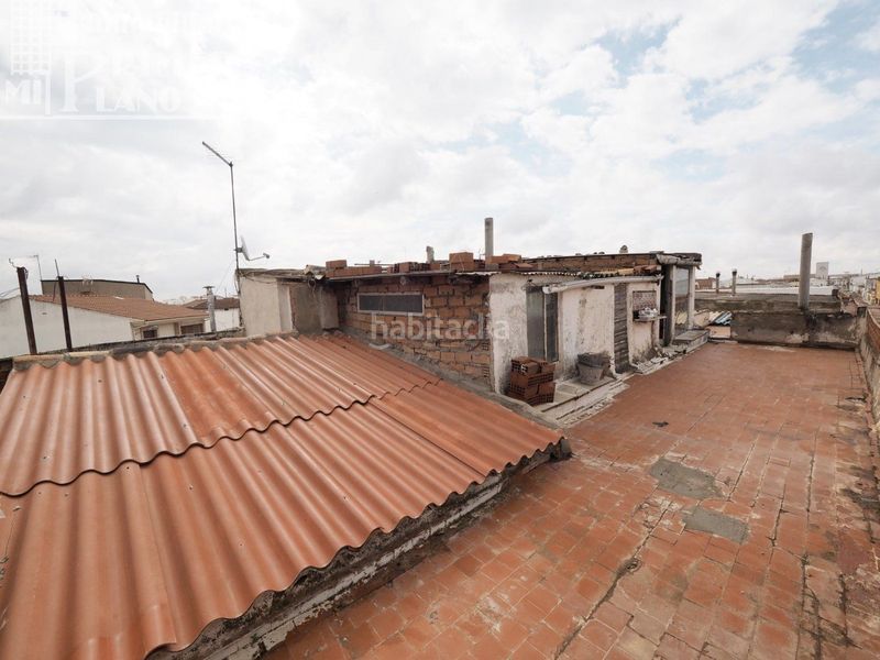 Foto 3a7a6b23-6a26-48d7-b064-3a6ebf6a707e. Casa  divida en 2 viviendas por planta para reformar por calle manterola en esquina por 85.000 euros en Tomelloso