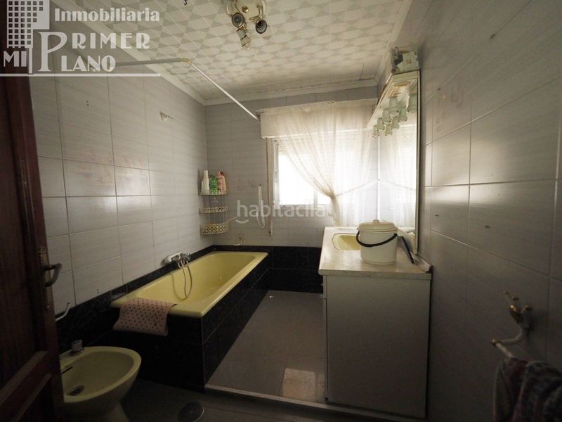 Foto 74f3e8d3-d649-49d9-8273-93a96f17b613. Casa  divida en 2 viviendas por planta para reformar por calle manterola en esquina por 85.000 euros en Tomelloso