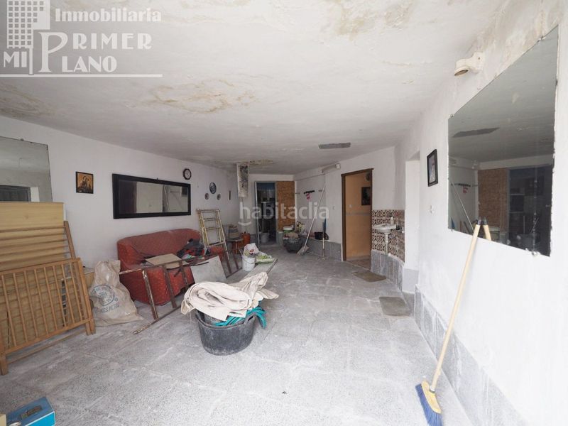 Foto a553523d-d977-4780-9268-236e430d5d6b. Casa  divida en 2 viviendas por planta para reformar por calle manterola en esquina por 85.000 euros en Tomelloso