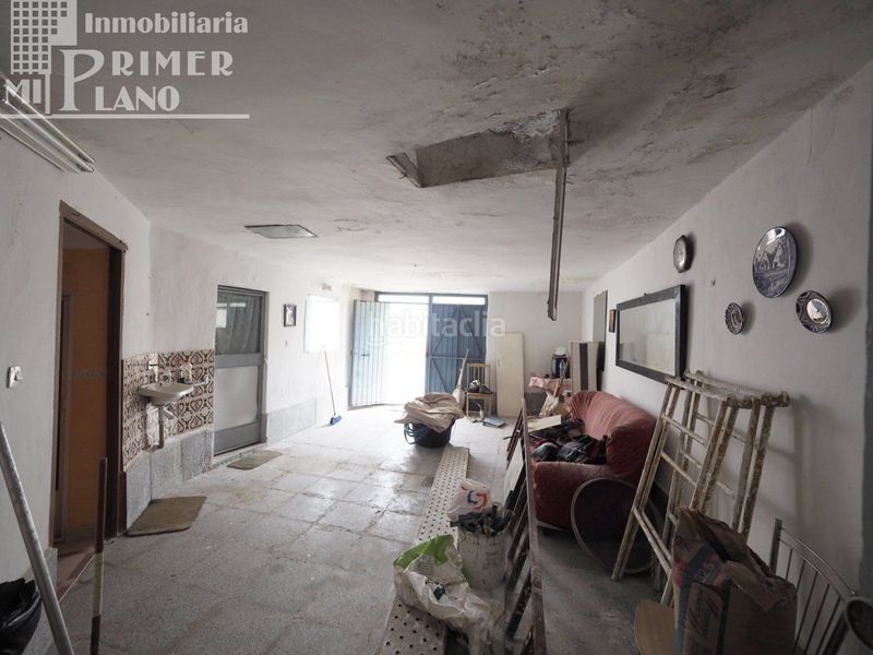 Foto a56e4d4d-020a-4918-85b4-228e37a6a4ef. Casa  divida en 2 viviendas por planta para reformar por calle manterola en esquina por 85.000 euros en Tomelloso