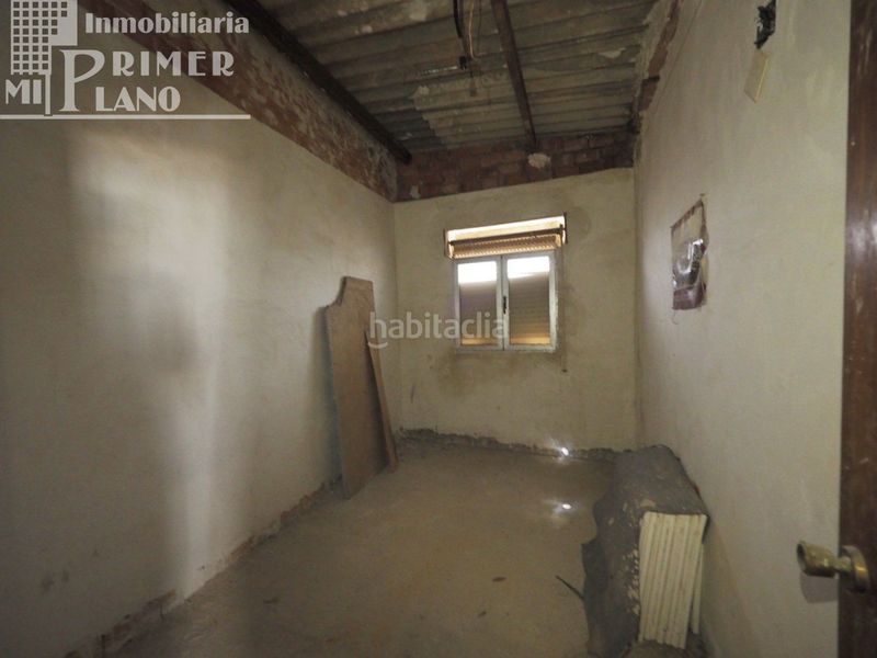 Foto ca9d549d-7617-4b0c-8ade-80030bec807d. Casa  divida en 2 viviendas por planta para reformar por calle manterola en esquina por 85.000 euros en Tomelloso