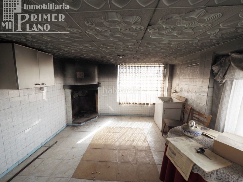 Foto ddc7b155-bda9-4fc3-97b8-44a66f4e39ce. Casa  divida en 2 viviendas por planta para reformar por calle manterola en esquina por 85.000 euros en Tomelloso