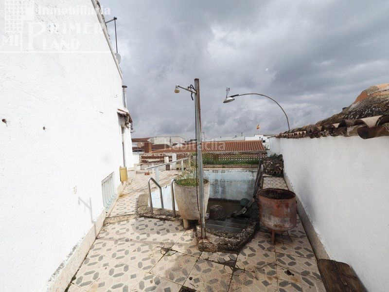 Foto e1d6c055-b015-4562-938f-472247c0c03f. Casa  divida en 2 viviendas por planta para reformar por calle manterola en esquina por 85.000 euros en Tomelloso