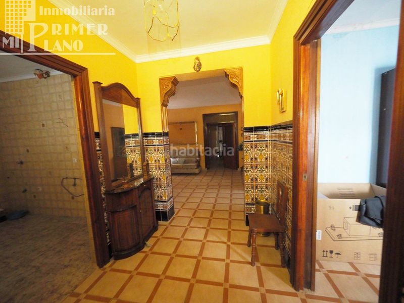 Foto e5b260ef-e8d9-4e0a-ba27-0529ffb49310. Casa  divida en 2 viviendas por planta para reformar por calle manterola en esquina por 85.000 euros en Tomelloso