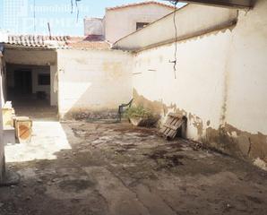Casa en Tomelloso. Casa de planta baja, con acceso a dos calles, 191 m2 de suelo, p