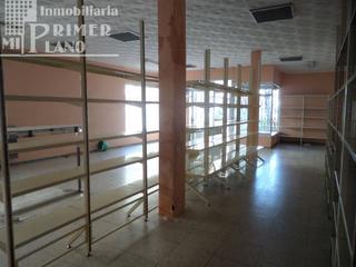 Location Local commercial à Tomelloso. Local en avda antonio huertas de 150 m2 con 4 escaparates por 90
