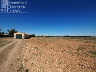 Masia a Tomelloso. Parcela con 11.461m2 con nave de 90 m2 en la zona de carretera d