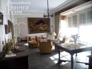 Casa a Tomelloso. Se ofrece a la venta una espaciosa casa de dos plantas en el cor