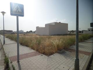 Terreno residencial en Tomelloso. Solar en esquina, con 640m2 junto a la zona de institutos. a sól