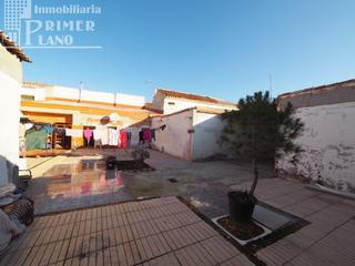 Haus in Tomelloso. Se vende casa de planta baja para reformar con 401 m2 y acceso a