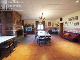 Chalet à Tomelloso. Se vende chalet en la zona de pinilla que cuenta con 13.699 m2 d