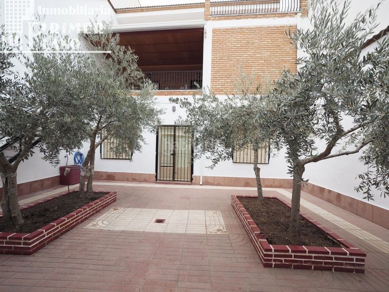 Foto c220e870-9b00-48ce-a0af-fbad70790d92. Casa amb aparcament a Tomelloso