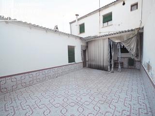 Casa a Tomelloso. Casa de dos plantas como solar de 349 m2 de parcela junto a glor