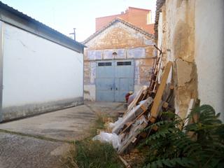 Casa a Tomelloso. Se vende casa con acceso a dos calles para edificar en pleno cen