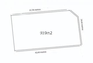 Terreno residencial en Tomelloso. Se vende solar de 939 metros cuadrados con más de 24 metros de f