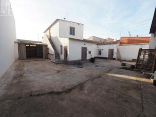 Casa en Tomelloso. Casa de planta baja para reformar de 495 m2, con amplio patio, g