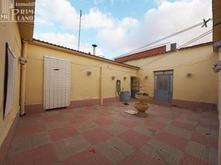 Maison à Tomelloso. Casa de planta baja de 277 m2, con 4 dormitorios, garaje y patio