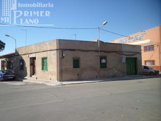 Masia a Tomelloso. Casa viejasolar en esquina a tres calles