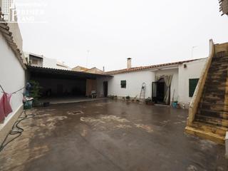 Haus in Tomelloso. Casa de planta baja en esquina con 601 m2 de terreno y 42 m de f