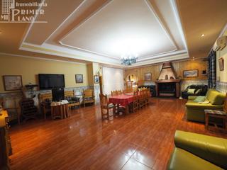 Chalet à Tomelloso. Chalet en ctra alcazar, de 5 dorm, 3 baños, garaje, piscina y le