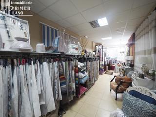 Local Comercial a Tomelloso. Espectacular local comercial en la zona centro, con 205 m2, baño