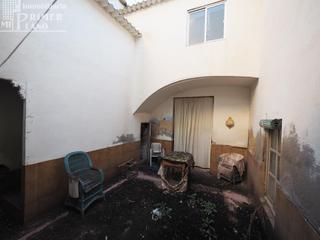 Casa a Tomelloso. Oferta! casa para reformar o tirar en tomelloso con 161m2 de ter