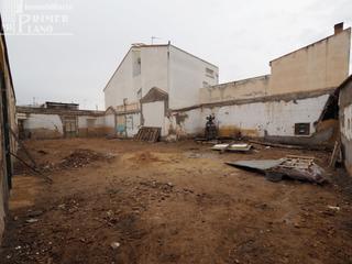 Terreny residencial a Tomelloso. Se vende solar en esquina que cuenta con 341 metros cuadrados de