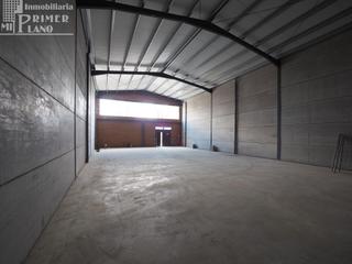 Location Local commercial à Tomelloso. Se alquila local comercial de 306 m2 de parcela y 240 m2 const,