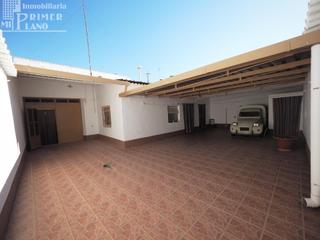 Casa a Tomelloso. Casa con patio y garaje en venta en tomelloso, zona avda. juan c