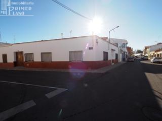 Casa a Tomelloso. Se vende casa de planta en esquina junto a la avenida don antoni