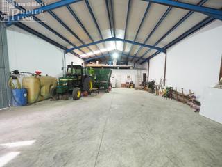 Nau industrial a Tomelloso. Se vende nave en esquina con 220m2, con cocinilla campera y aseo